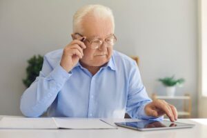 Pensionato che legge documenti