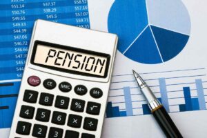 Dati, penna e calcolatrice con scritta pension