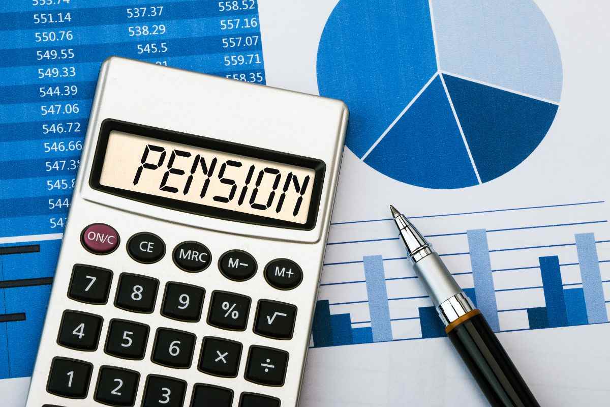 Dati, penna e calcolatrice con scritta pension