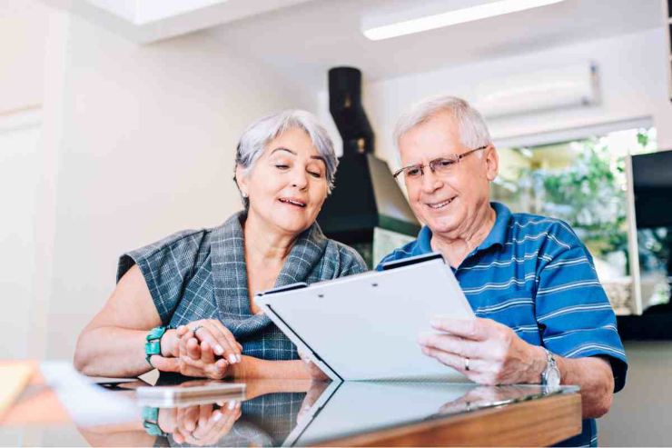Coppia di pensionati legge documenti