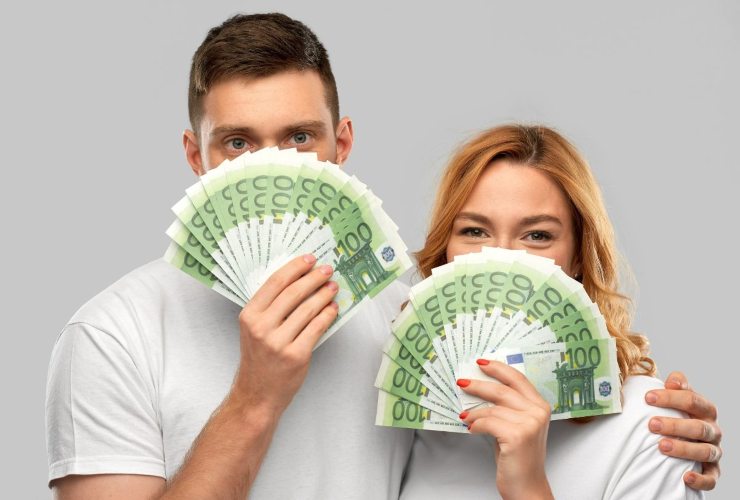 Persone con ventaglio fatto di banconote da 100 euro guadagnati con investimenti