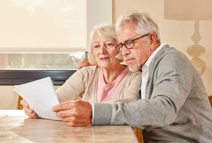 Pensionati che leggono notizie sull pensioni