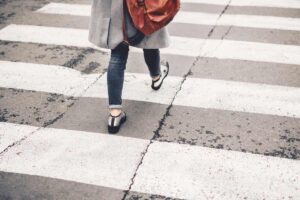 Persona che attraversa sulle strisce pedonali