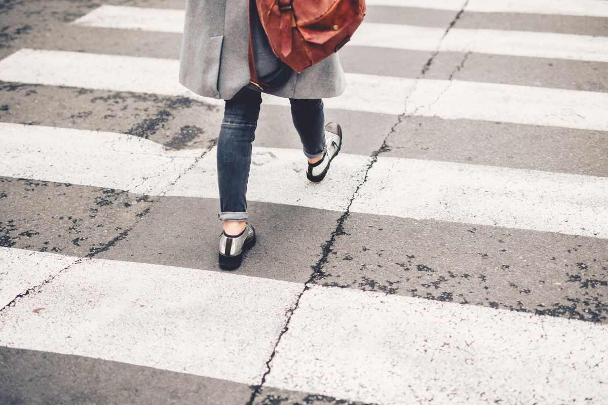 Persona che attraversa sulle strisce pedonali