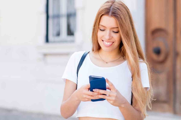 Donna sorridente al cellulare