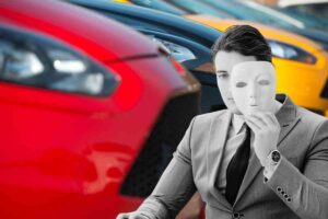 Auto e uomo con maschera