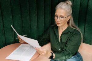 Donna che si informa sull'assegno sociale
