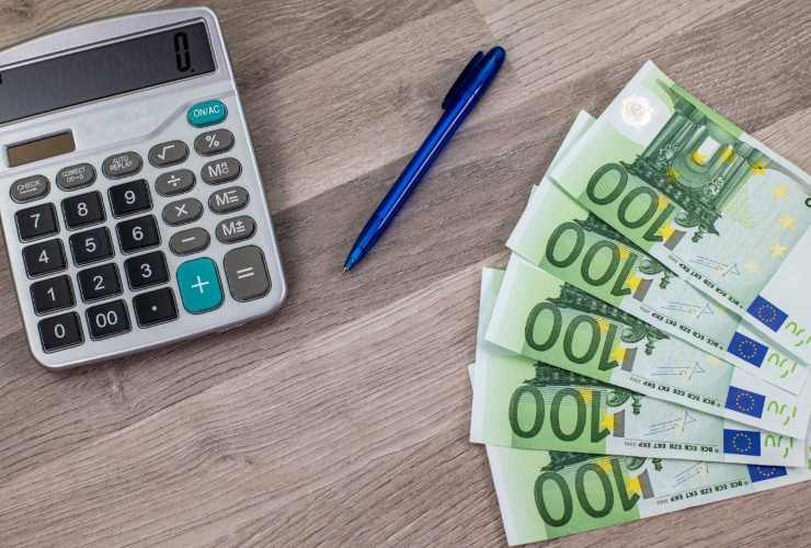 Banconote da 100 euro, calcolatrice e penna