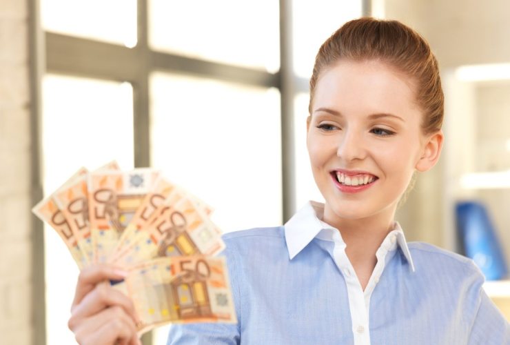 persona felice con in mano banconote da 50 euro