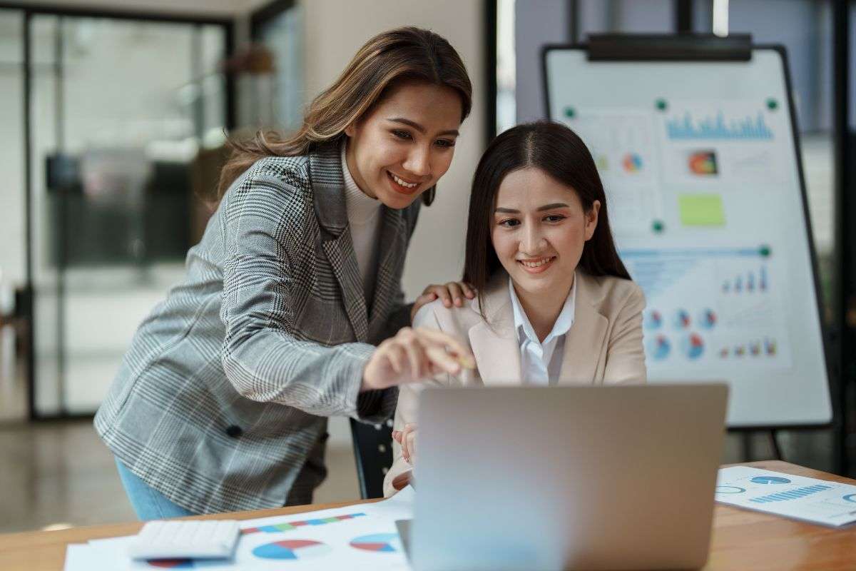 analisti che studiano rendimenti