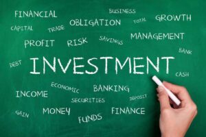 Scritta investment ed altre scritte che riguadagno risparmio e investimenti