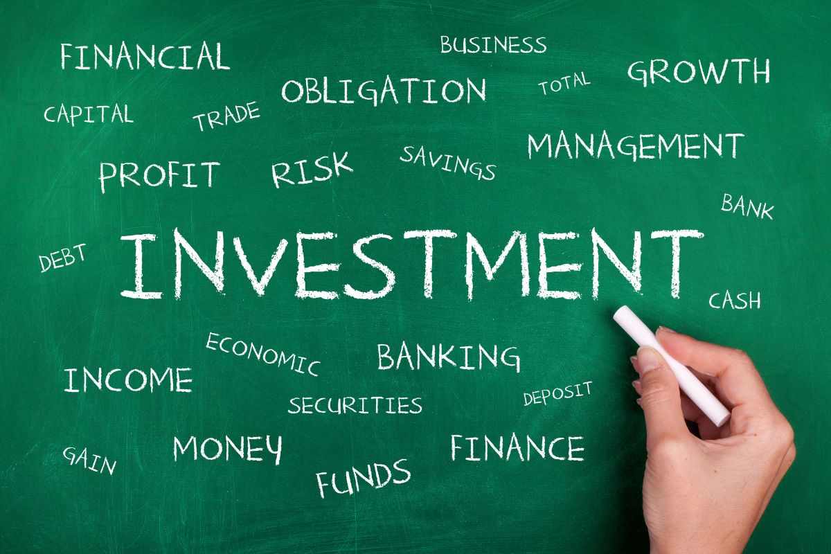 Scritta investment ed altre scritte che riguadagno risparmio e investimenti