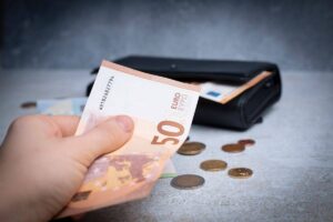banconota da 50 euro, monete e portafoglio