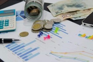 Dati, banconote e vaso con monete