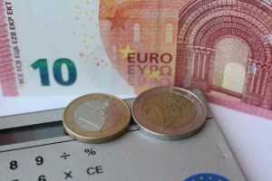 Banconote, monete e calcolatrice