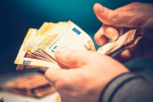 Persona che conta banconote