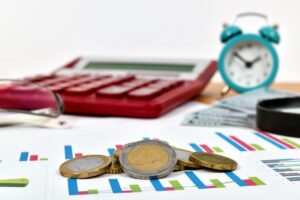 calcolatrice, dati rendimenti, sveglia e monete