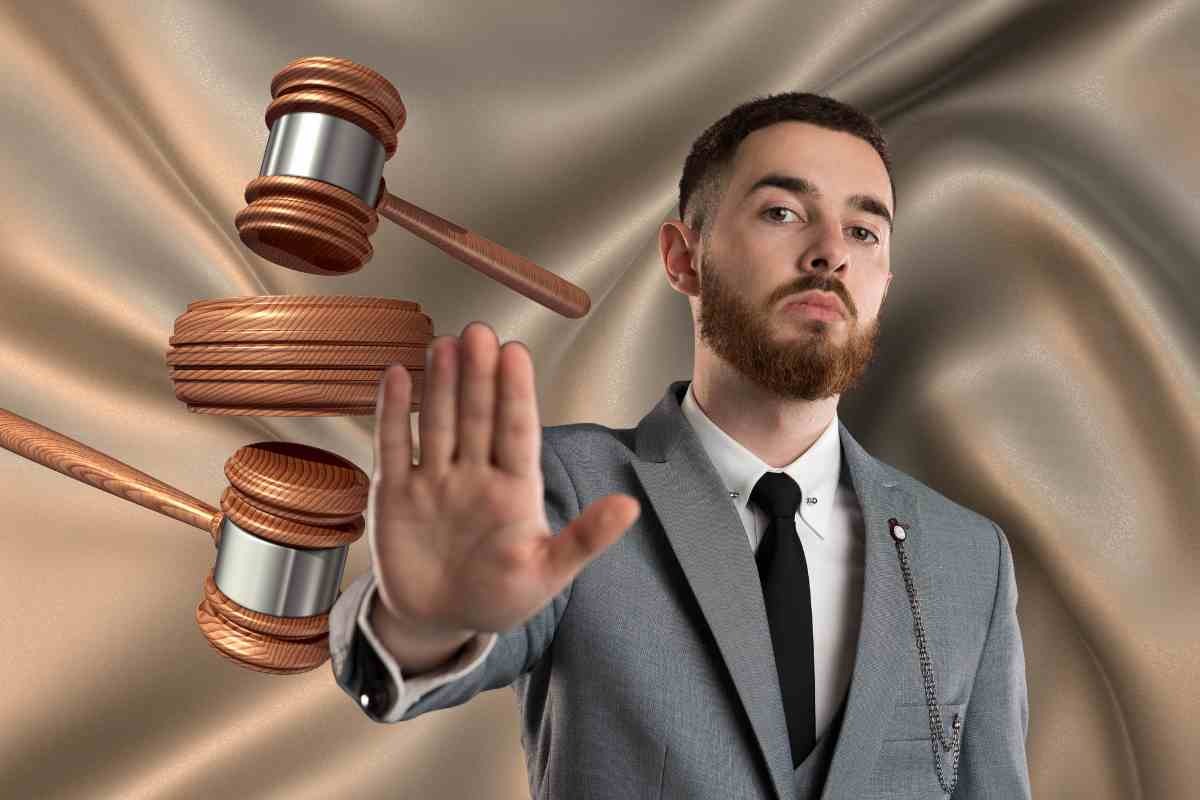 Uomo con mano in avanti 