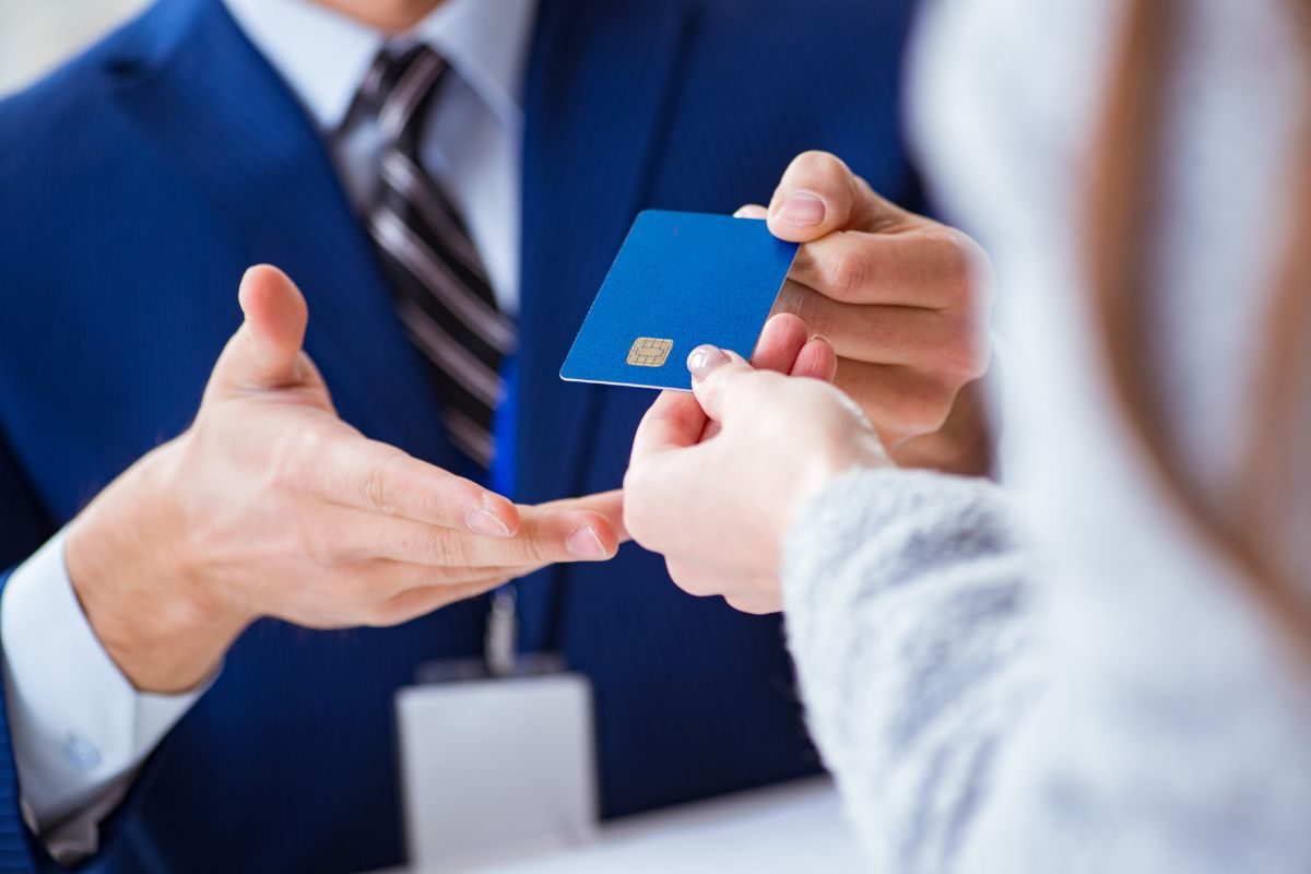 persona che paga con carta