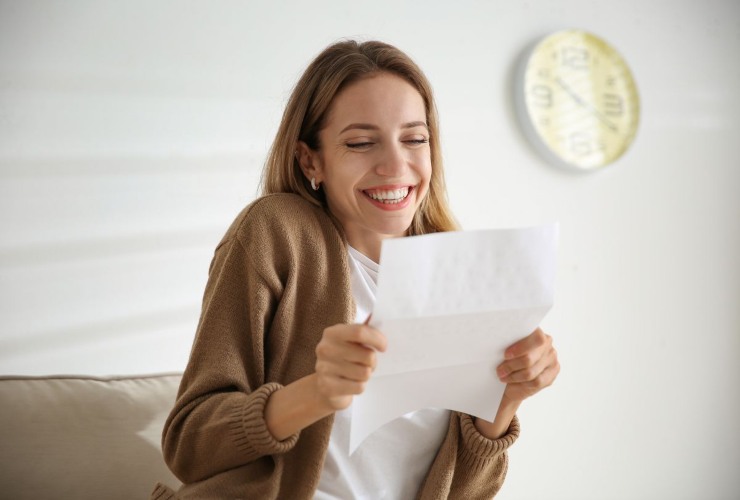 persona felice per il contenuto di una lettera