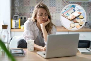 Donna al computer e soldi