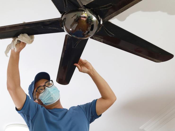 uomo che pulisce ventilatore