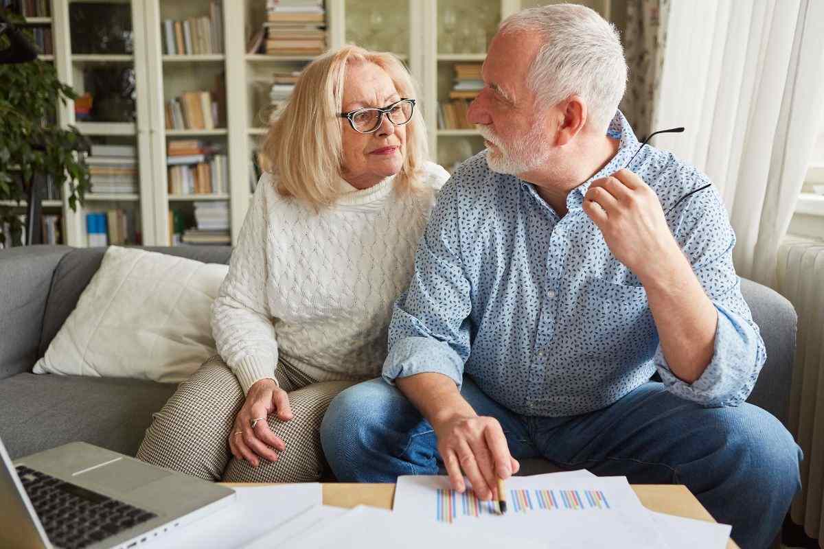 pensionati preoccupati che analizzano dei dati