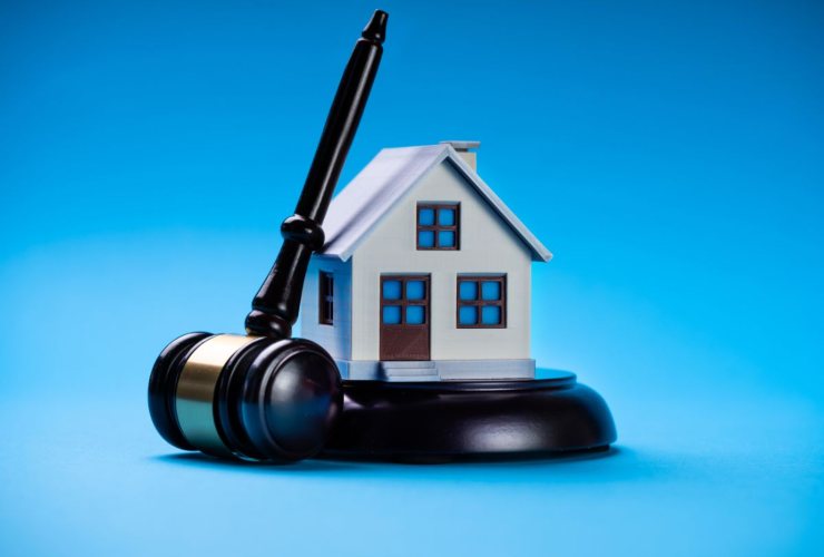 martello giudice e miniatura casa