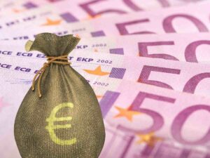 sfondo banconote 500 euro e sacco con simbolo euro