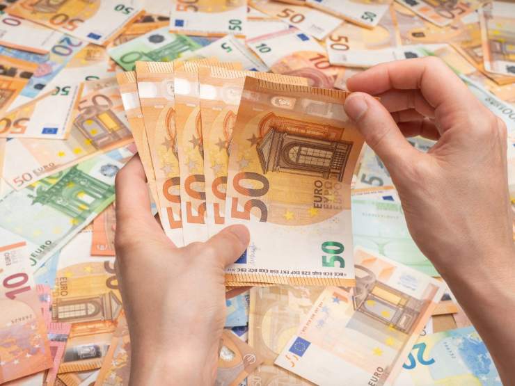 banconote euro in mano