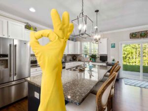 casa interno pulita e mano con guanto pulizie che fa ok