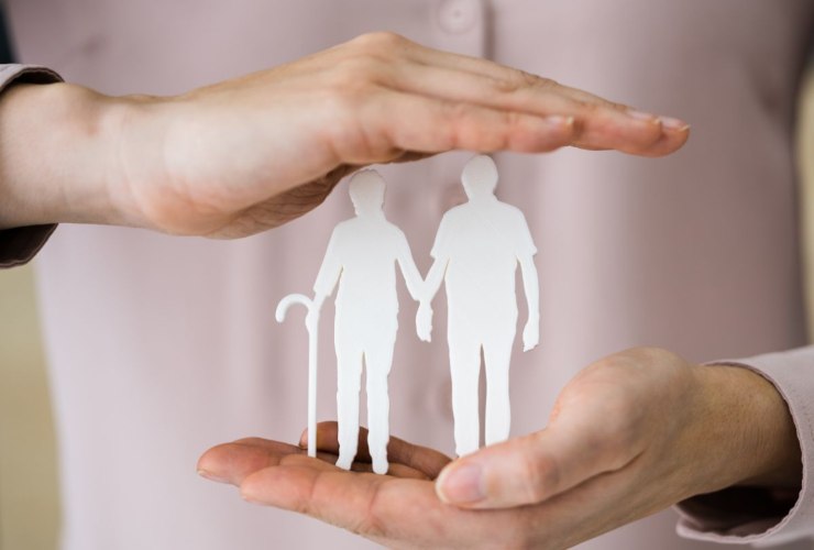 miniatura pensionati fra le mani