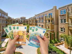 sfondo condominio e banconote euro in mano