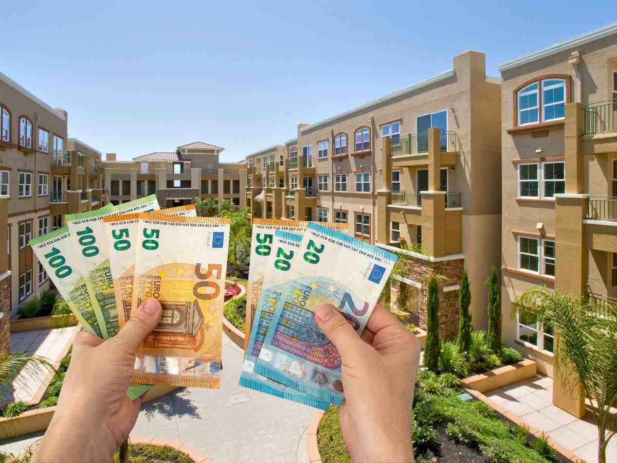 sfondo condominio e banconote euro in mano