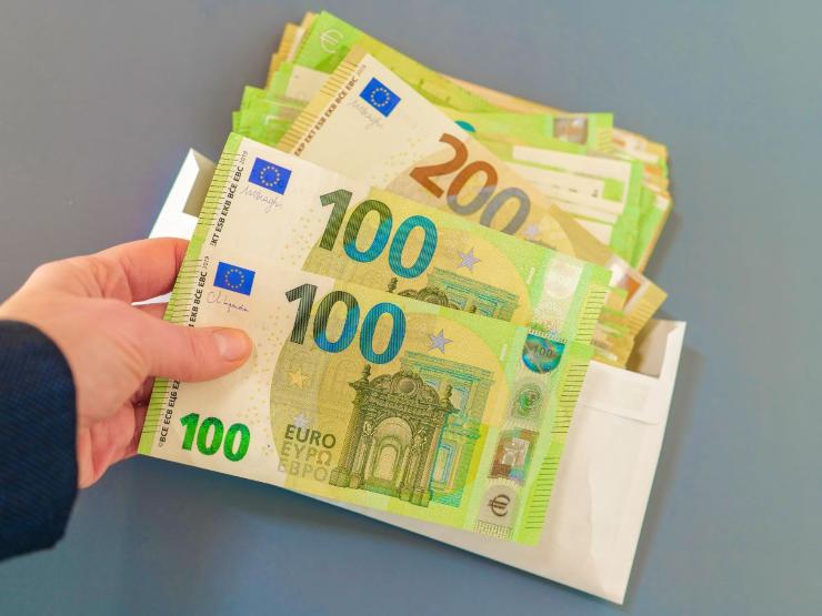 banconote 100 euro in mano