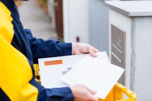 postino che consegna una lettera