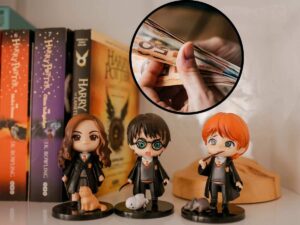 sfondo libri e action figure di Harry Potter e amici e tondo con banconote euro in mano