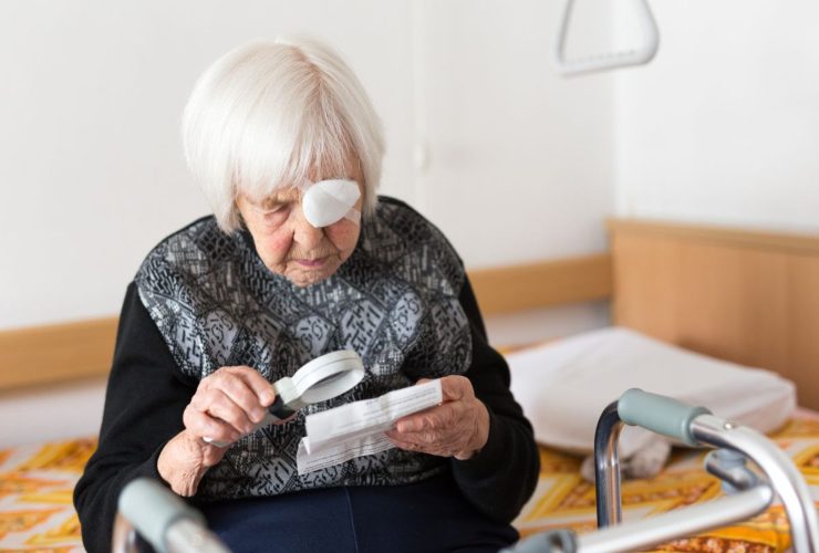 Disabile che ha difficoltà a leggere 