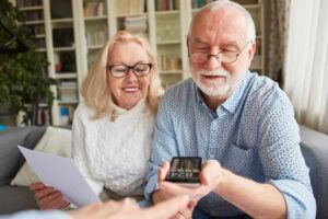 Pensionati che fanno calcoli