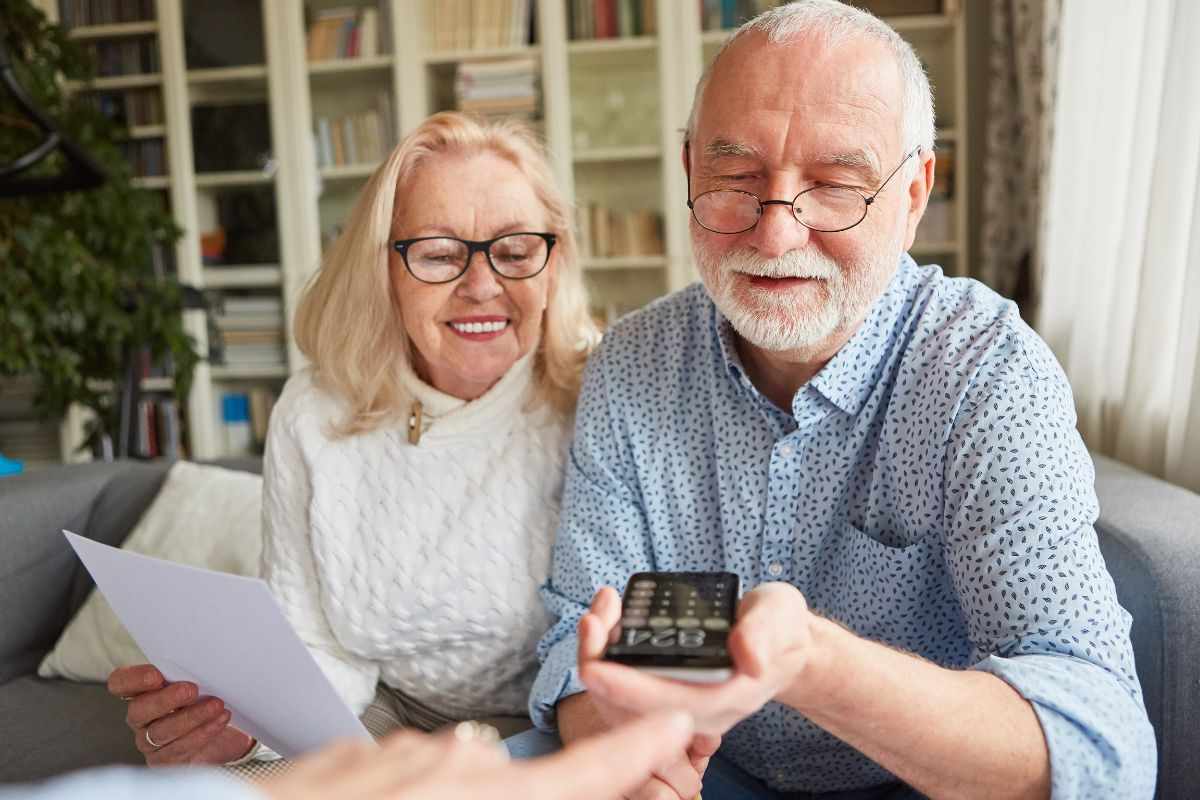 Pensionati che fanno calcoli