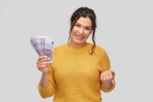 donna felice mentre mantiene delle banconote
