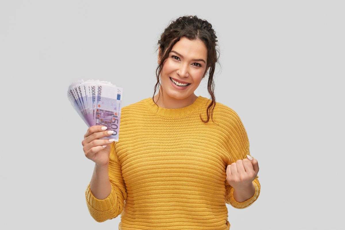 donna felice mentre mantiene delle banconote