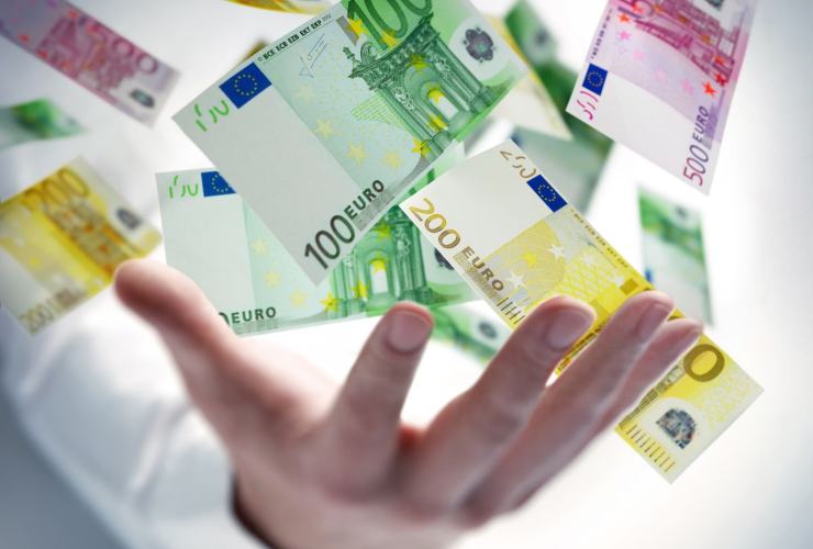 Banconote che volano in mano 