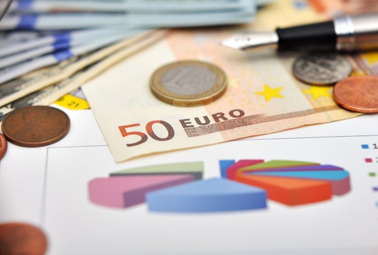 banconote, monete, grafici e penna