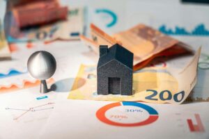 miniatira casa, studio dati e banconote