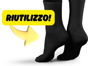 sfondo calze nere e scritta riutilizzo con freccia