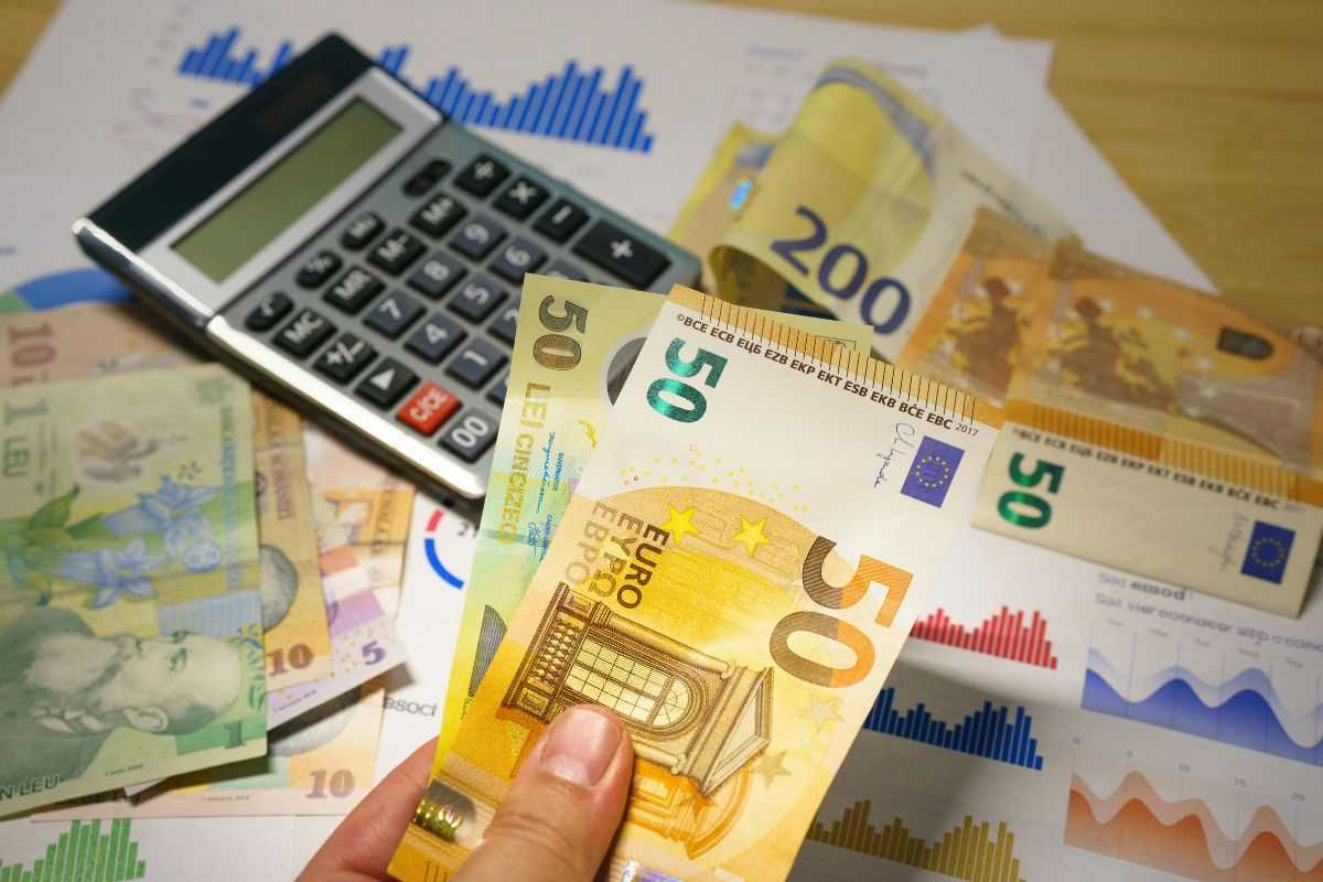 Calcolatrice, banconote e dati
