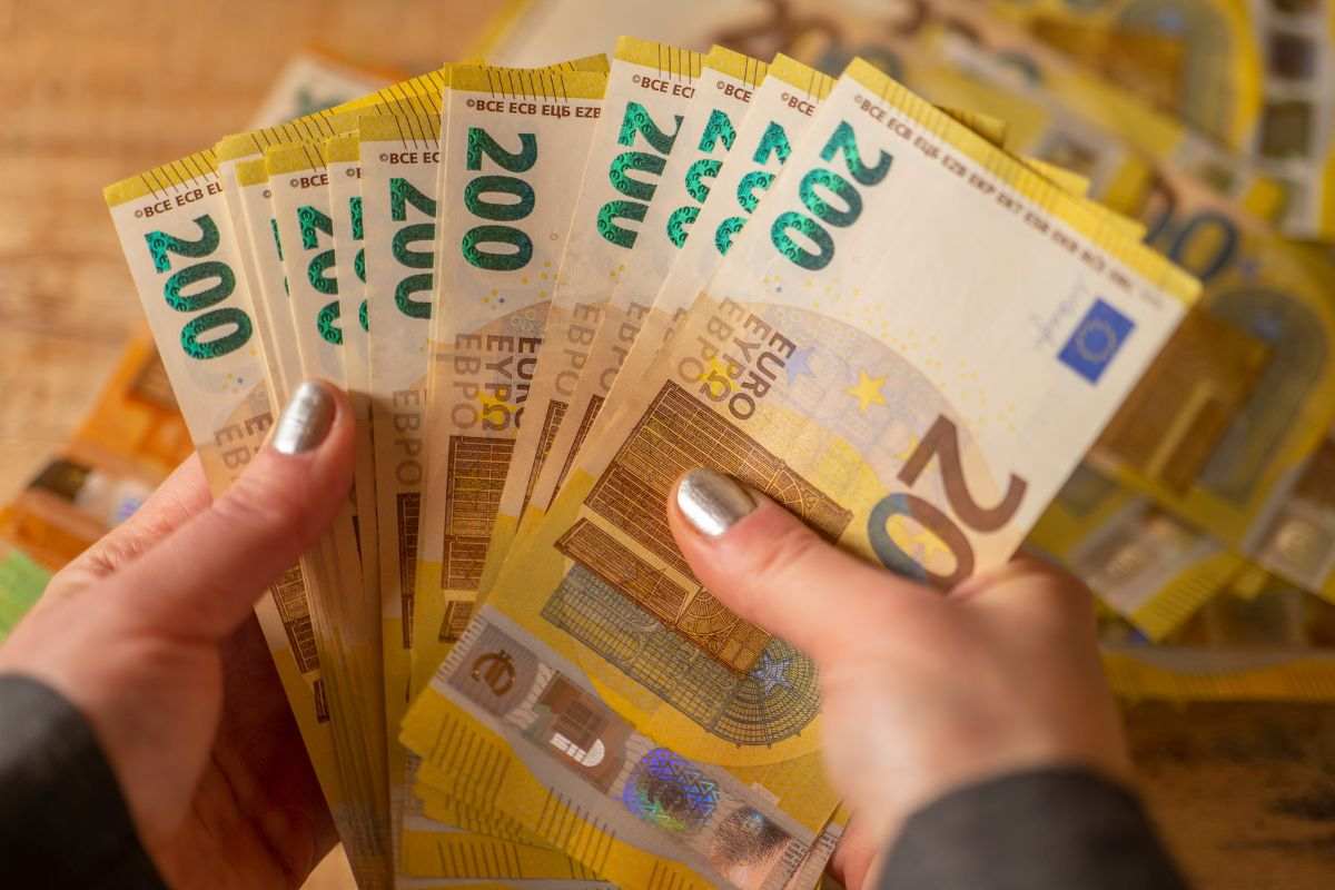 Persona che conta banconote