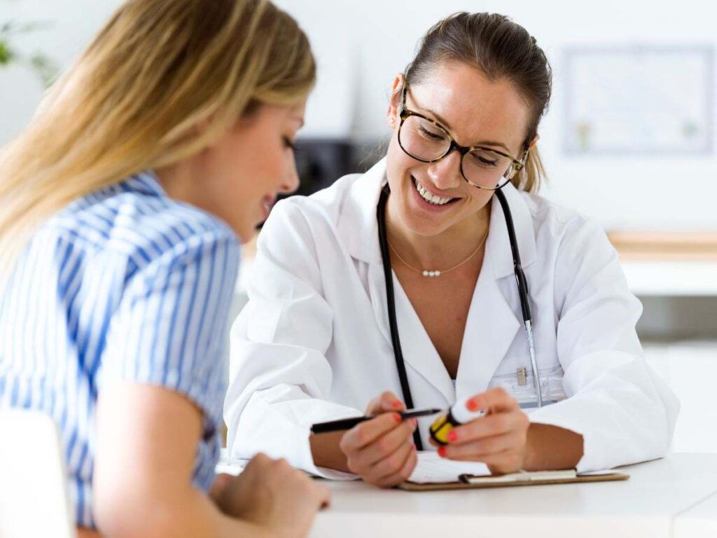 Medico sorridente e paziente