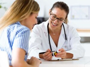 Medico sorridente e paziente